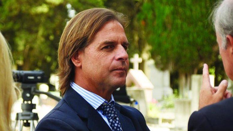 robocop345's tweet photo. -"Vamos a atacar al principal enemigo de los uruguayos "

-Señor lacalle, se refiere al virus?

-"no..."
#ElAnuncioDeLuis https://t.co/BnDhjmpZw1