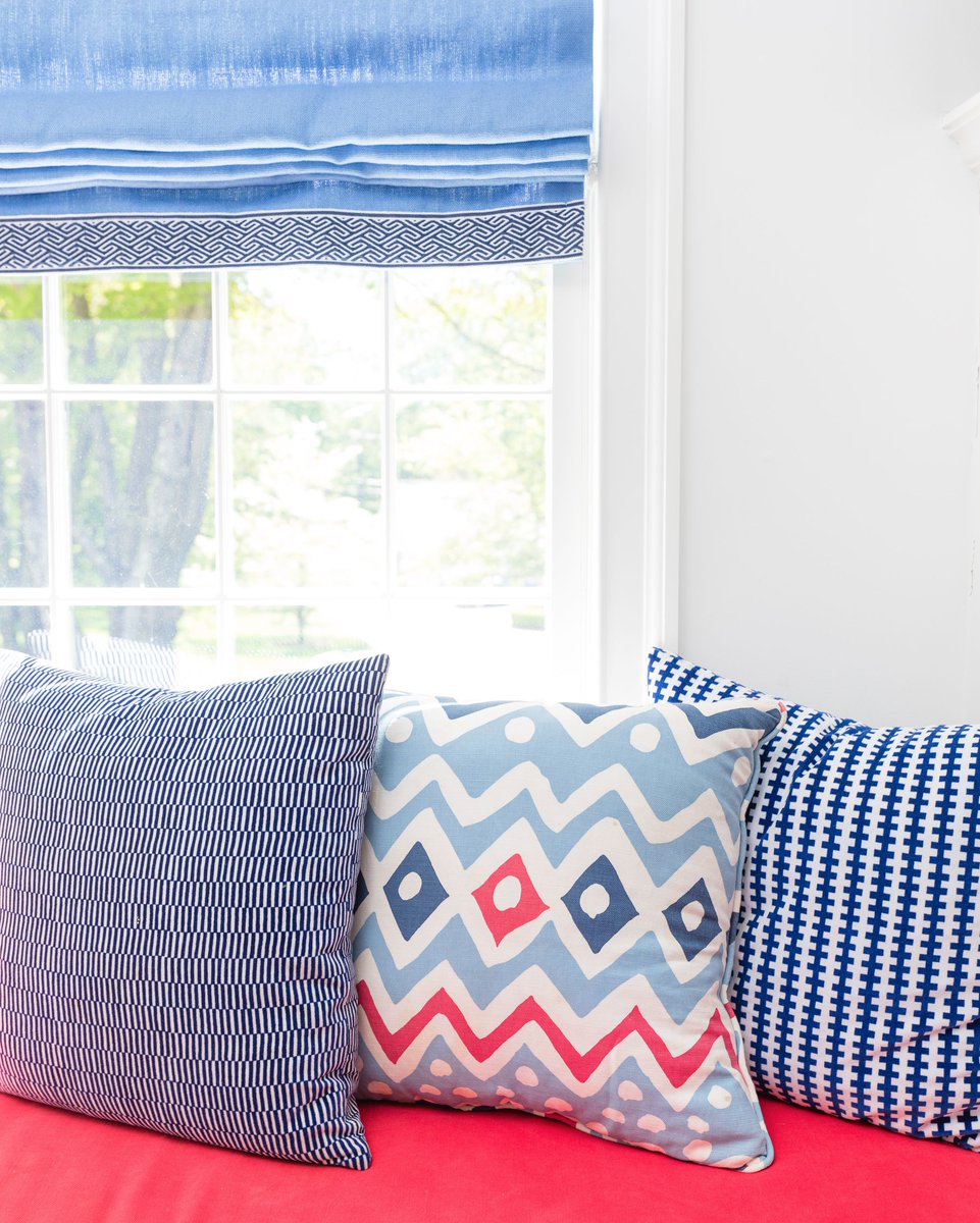 A red, white and blue-tiful window seat by Amelia Johnson Design (bit.ly/3sg7bpD). Our Labyrinth Border trims a custom #romanshade.
Shop 19 colorways: bit.ly/3f8u6PX
Photo: Julia D'Agostino