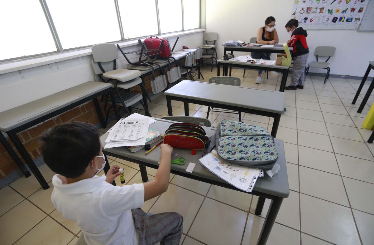 EnriqueAlfaroR's tweet photo. Desde el primero de marzo, en Jalisco arrancó la estrategia de grupos de seguimiento académico y nos hemos convertido en un referente nacional sobre cómo, poco a poco, podemos regresar a la presencialidad en las escuelas, con estrictos protocolos y medidas de sanidad. https://t.co/bf37GA70MS
