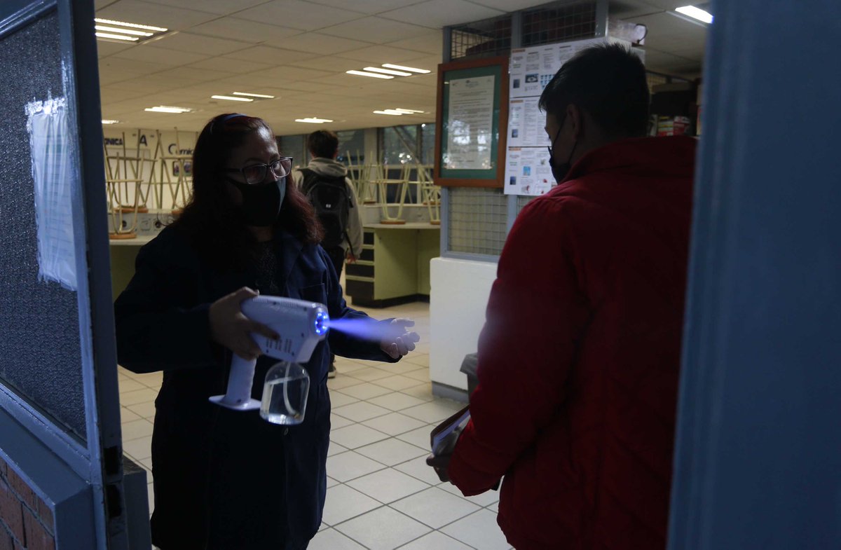 EnriqueAlfaroR's tweet photo. Esta pandemia no ha sido fácil, pero vale toda la pena del mundo esforzarnos al doble, al triple si es necesario, para regresar a clases presenciales sin bajar la guardia. De corazón, gracias a cada familia, docente, personal administrativo y estudiante que lo ha hecho posible. https://t.co/K4WDilWihQ