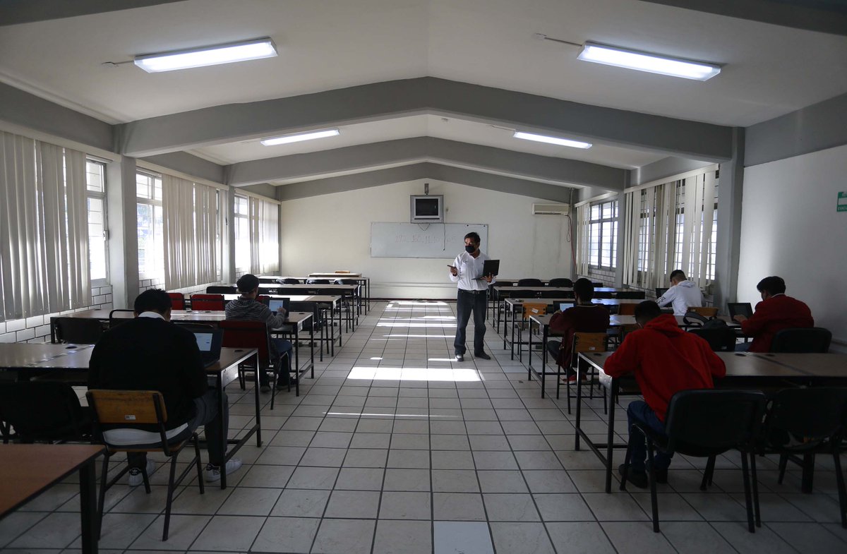 EnriqueAlfaroR's tweet photo. Desde el primero de marzo, en Jalisco arrancó la estrategia de grupos de seguimiento académico y nos hemos convertido en un referente nacional sobre cómo, poco a poco, podemos regresar a la presencialidad en las escuelas, con estrictos protocolos y medidas de sanidad. https://t.co/bf37GA70MS