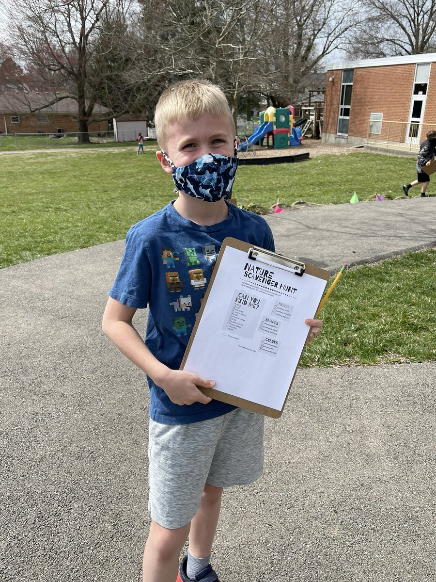 sfreysummit's tweet photo. The students completed a nature scavenger hunt for Take Time Tuesday. Thanks for the idea @beescounselor ! @summitbees #wearefhsd #beestweet https://t.co/ZIwFGY3DCH