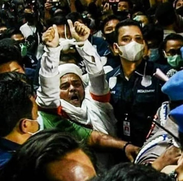 dede_afried's tweet photo. Kita mulai dg mengucapkan "basmallah" untk menaikan tagar ini..
Bahwa kasus hukum yang menjerat HRS merupakan sebuah bentuk kebiadaban dan kedzaliman yang jelas terhadap ulama.
#IStandWithIBHRS
#IStandWithIBHRS https://t.co/HpDKc8o9df