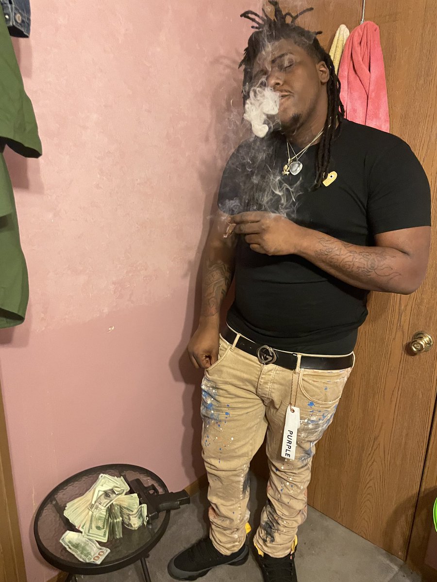 ggerelloo's tweet photo. Long story short we really getting chicken 🐔 Bitch 📺🦍 #Bigbullyboy https://t.co/mpcoRzOHX3