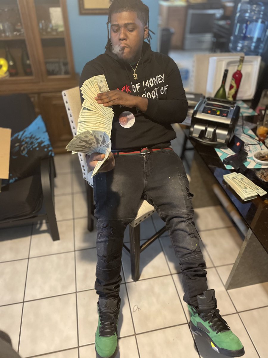ggerelloo's tweet photo. Long story short we really getting chicken 🐔 Bitch 📺🦍 #Bigbullyboy https://t.co/mpcoRzOHX3