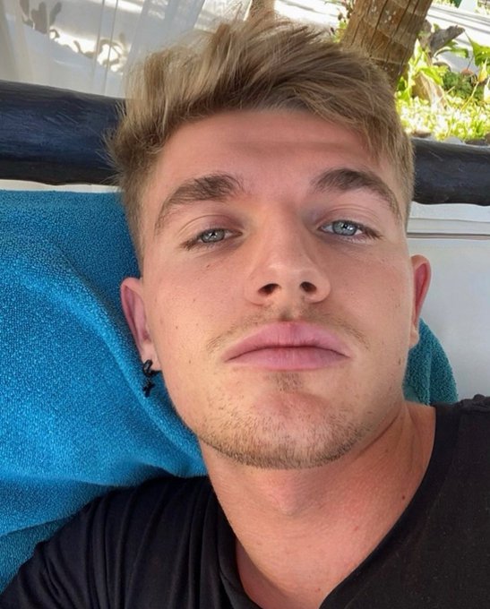 1 or 2? 🤭🥰 https://t.co/h4zM8ZwUh0