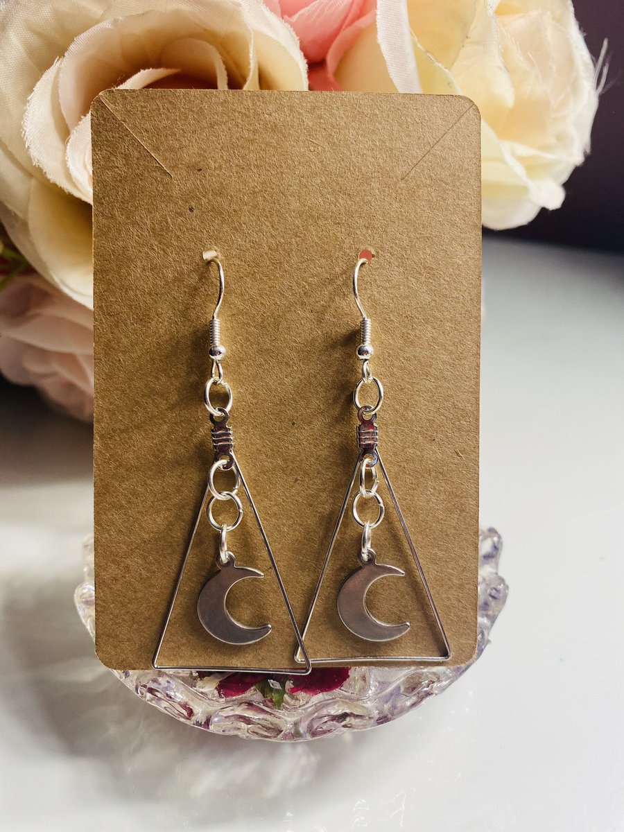 JourneytoSelfJS's tweet photo. Moon earrings anyone?! ✨🌙 

Link- https://t.co/V6Cx3uccsv 

All orders will be shipped out tomorrow 😍✨🌷🤗 https://t.co/ycM10Ghmpj