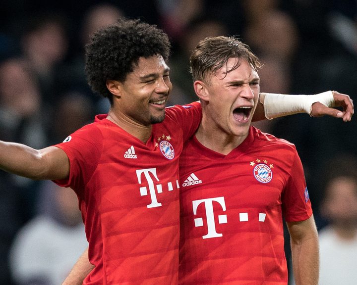 Игрок рядом. Футболисты в ряд. Марадишвили тикнизян в локомотиве. Антони манчестер юнайтед. Майя линделеф.