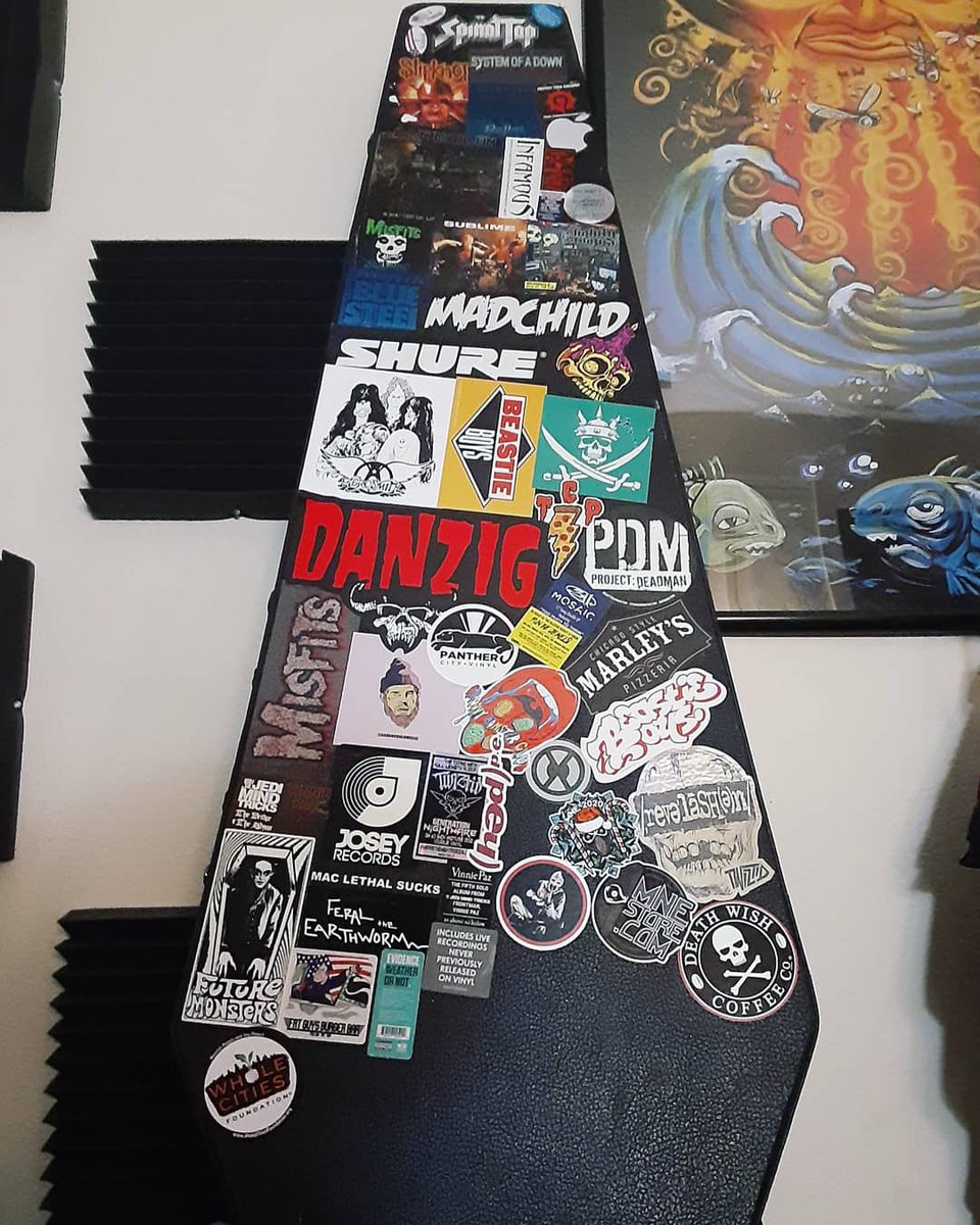 NothingElse_MC's tweet photo. I been puttin" stickers on this shit since I was 14. I'm 28 now...🎸🤘

#Guitar #Guitars #GuitarCase #Guitarists #MusicStudio #Stickers #StickerJunkie https://t.co/UohDaDflKX