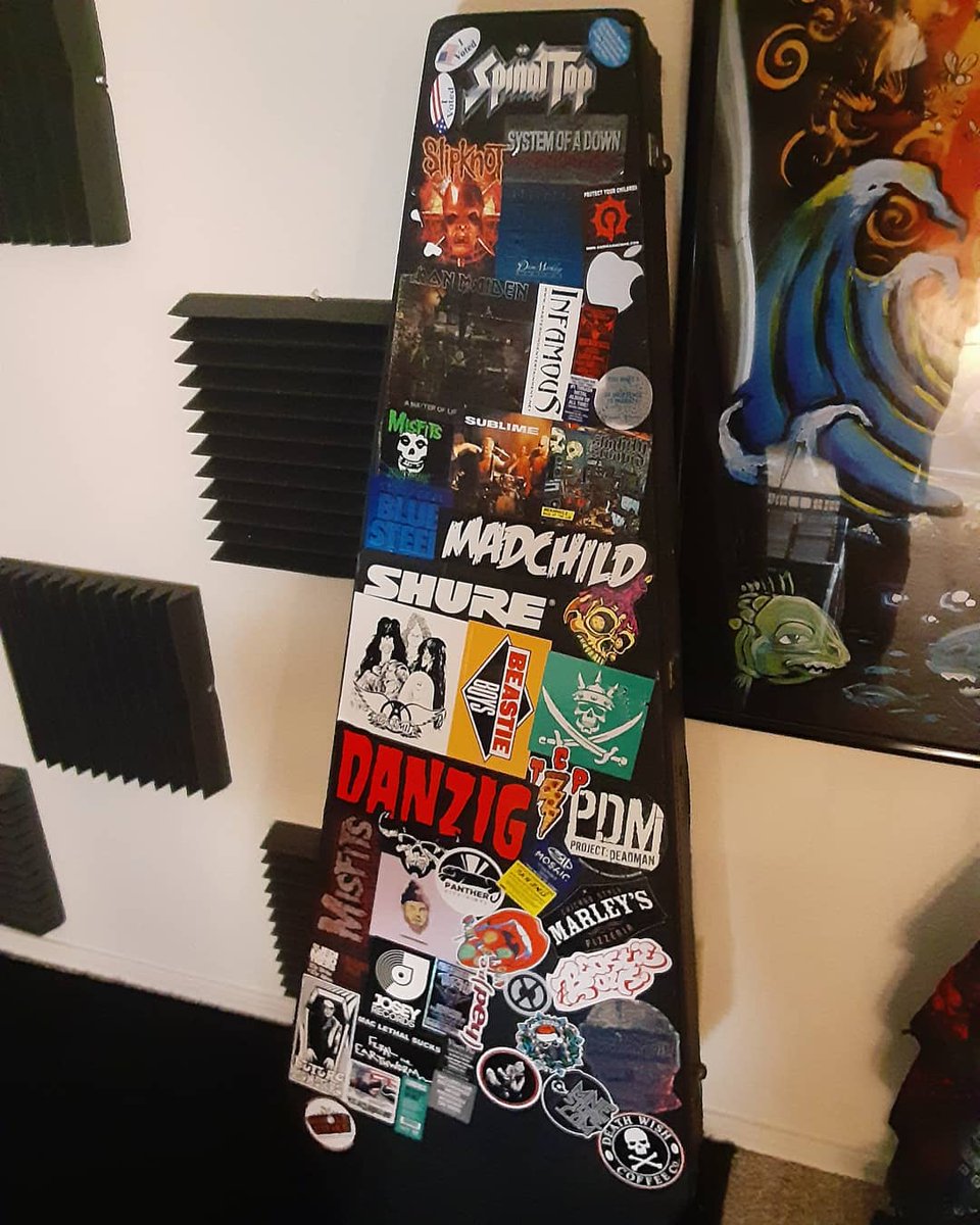 NothingElse_MC's tweet photo. I been puttin" stickers on this shit since I was 14. I'm 28 now...🎸🤘

#Guitar #Guitars #GuitarCase #Guitarists #MusicStudio #Stickers #StickerJunkie https://t.co/UohDaDflKX