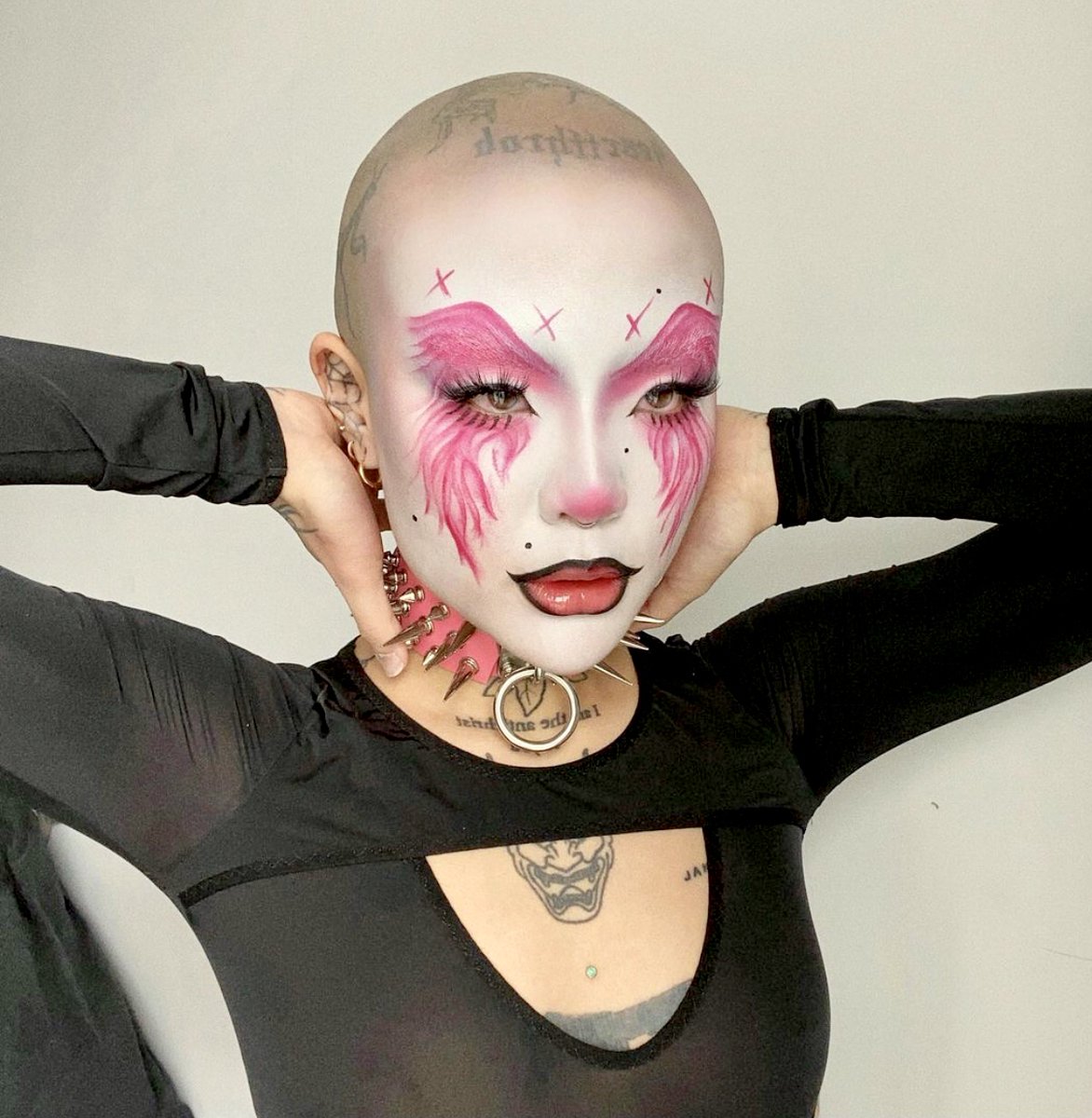 KimchiChic's tweet photo. No surprise that @_meicrosoft came with a rockstar fit and makeup look with the #2Queensin1Desert Sunkissed in June highlight palette! @KimChi_Chic Shop the palette here for just $19! https://t.co/yt3PD5r5tq #kimchichicbeauty #kimchichic #2Q1D #bffcollab #bffgoals #pink https://t.co/svJzh008hD