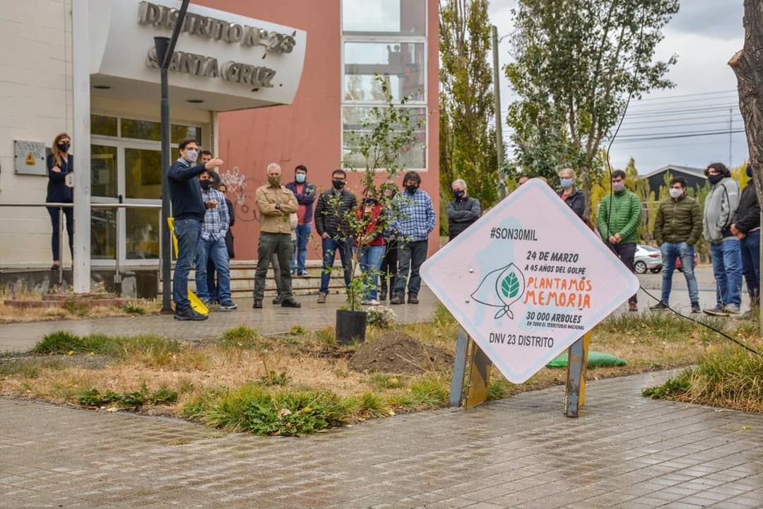 Martindovsky's tweet photo. Acompañado por agentes viales, nos sumamos a la campaña #PlantamosMemoria 

Desde @VialidadNac, plantamos un fresno en Memoria de los 30Mil Desaparecidxs Detenidxs. 

Seguimos construyendo memoria.

#Son30Mil
#45AñosDelGolpeGenocida
@GustavoHArrieta @patriciogok @abuelasdifusion https://t.co/gkDaLxcdoG