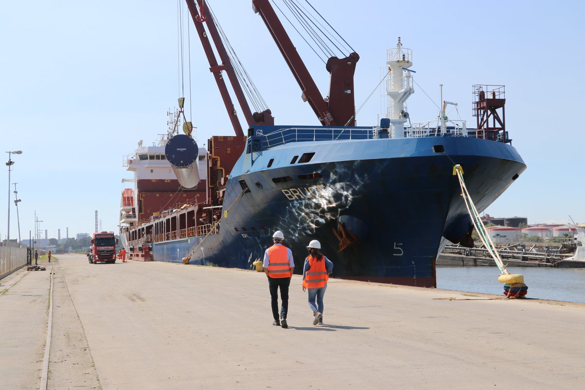 PuertoDockSud's tweet photo. ¡Estamos orgullosos de volver a ser la plataforma para la exportación de las torres eólicas de #GriCalviñoTowersArgentina!
➡️Ya comenzó la carga operada por #Loginter en nuestro muelle público. El equipo, encabezado por nuestra presidenta @CarlaMonrabalok, supervisó la operación https://t.co/LKYBc0KBBQ