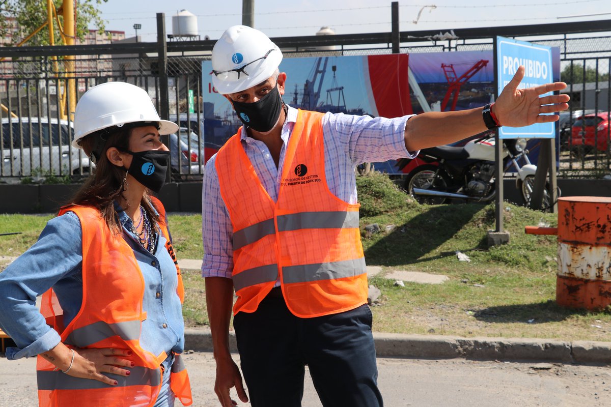 PuertoDockSud's tweet photo. ¡Estamos orgullosos de volver a ser la plataforma para la exportación de las torres eólicas de #GriCalviñoTowersArgentina!
➡️Ya comenzó la carga operada por #Loginter en nuestro muelle público. El equipo, encabezado por nuestra presidenta @CarlaMonrabalok, supervisó la operación https://t.co/LKYBc0KBBQ