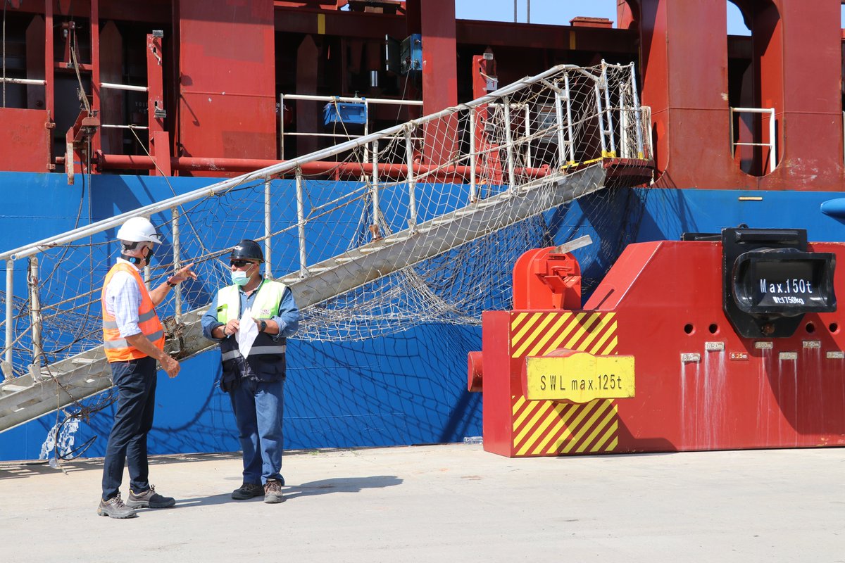 PuertoDockSud's tweet photo. ¡Estamos orgullosos de volver a ser la plataforma para la exportación de las torres eólicas de #GriCalviñoTowersArgentina!
➡️Ya comenzó la carga operada por #Loginter en nuestro muelle público. El equipo, encabezado por nuestra presidenta @CarlaMonrabalok, supervisó la operación https://t.co/LKYBc0KBBQ