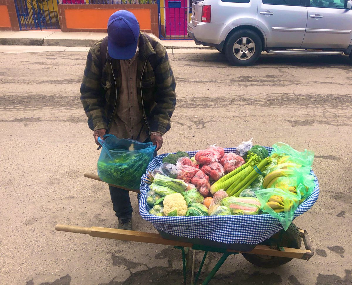 LaylaBAdeM's tweet photo. Este señor se llama Jorge. Es originario de Guerrero. Va con su hermosa carretilla llena de vegetales divinos de casa en casa para venderlos. Jorge es una persona chambeadora y admirable.
Se ganó mi corazón cuando me dijo: #quechinguesumadreelpeje 
#NiUnVotoAMORENA2021 https://t.co/5I992QyXlF