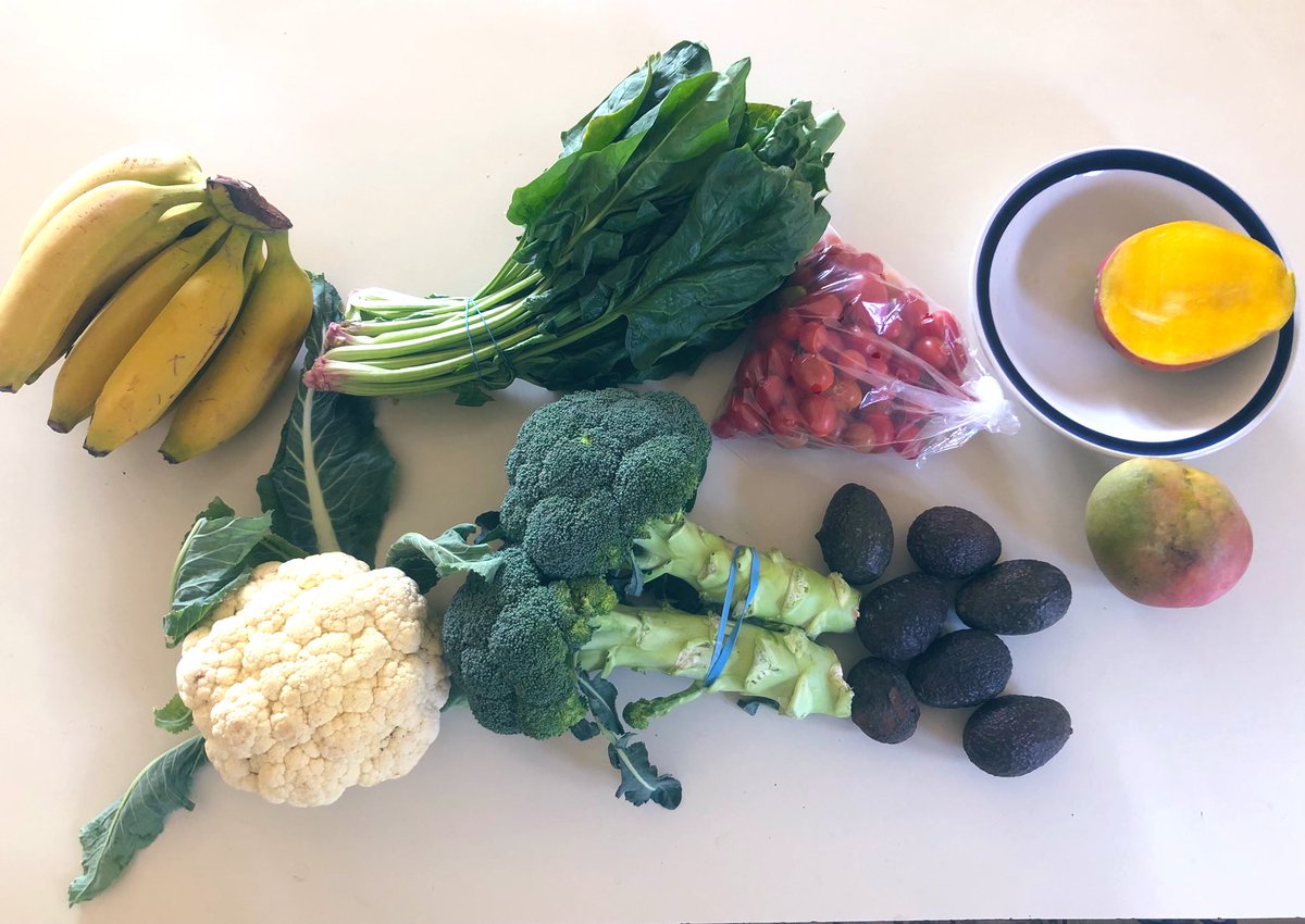 LaylaBAdeM's tweet photo. Este señor se llama Jorge. Es originario de Guerrero. Va con su hermosa carretilla llena de vegetales divinos de casa en casa para venderlos. Jorge es una persona chambeadora y admirable.
Se ganó mi corazón cuando me dijo: #quechinguesumadreelpeje 
#NiUnVotoAMORENA2021 https://t.co/5I992QyXlF