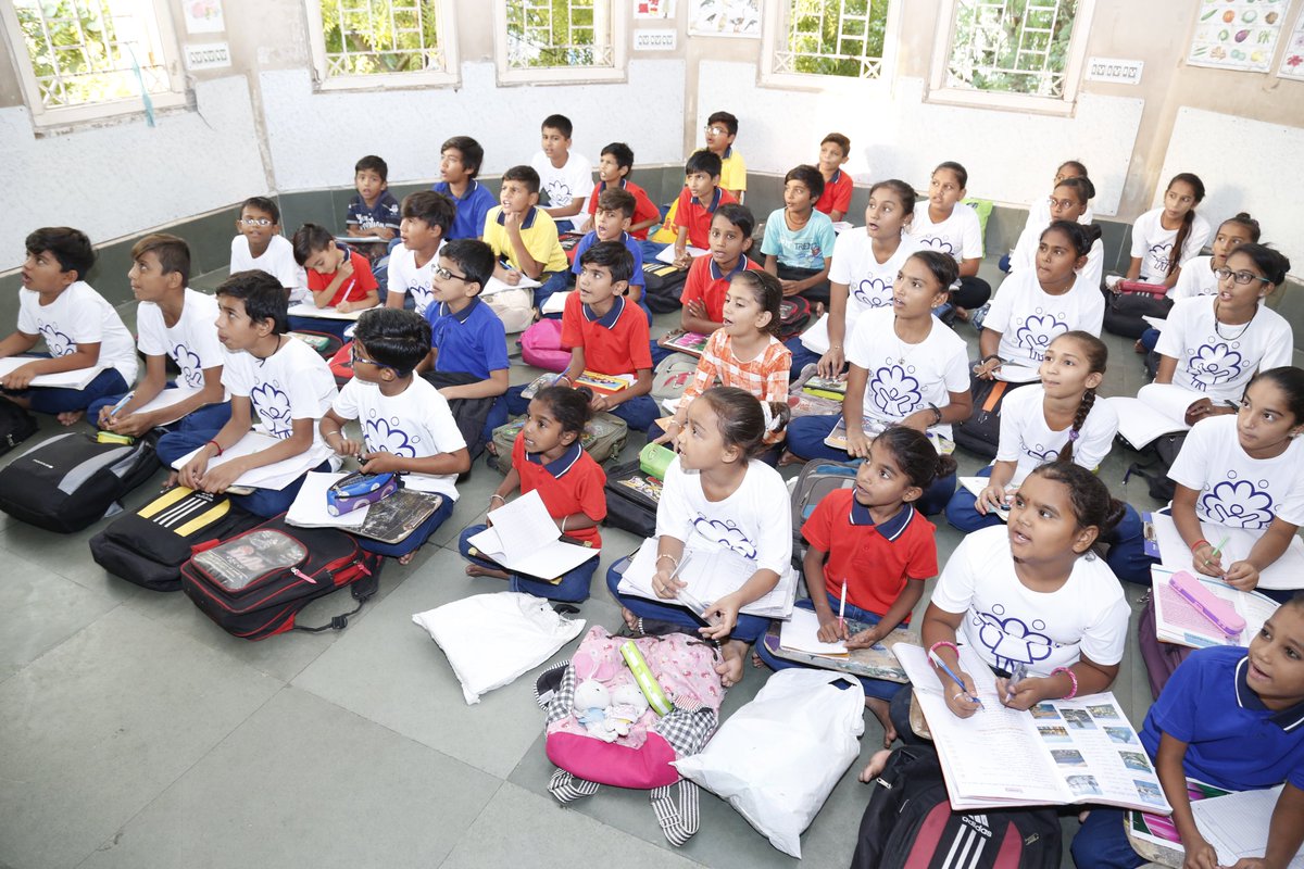 SewaGatha's tweet photo. जहां #StreetChildren और #OpenHouseProject में, 6 से 14 वर्ष की आयु के पिछड़े व (रैगपिकर्स) गलियों में कूड़ा एकत्र करने वाले बच्चों को,पौष्टिक आहार के साथ-साथ,व्यवहारिक ज्ञान, अक्षर ज्ञान, धार्मिक ज्ञान, आर्ट एंड क्राफ्ट और वोकेशनल कोर्सेज,जैसे कम्प्यूटर आदि की ट्रेनिंग दी जाती है https://t.co/UMgJCV2oAV