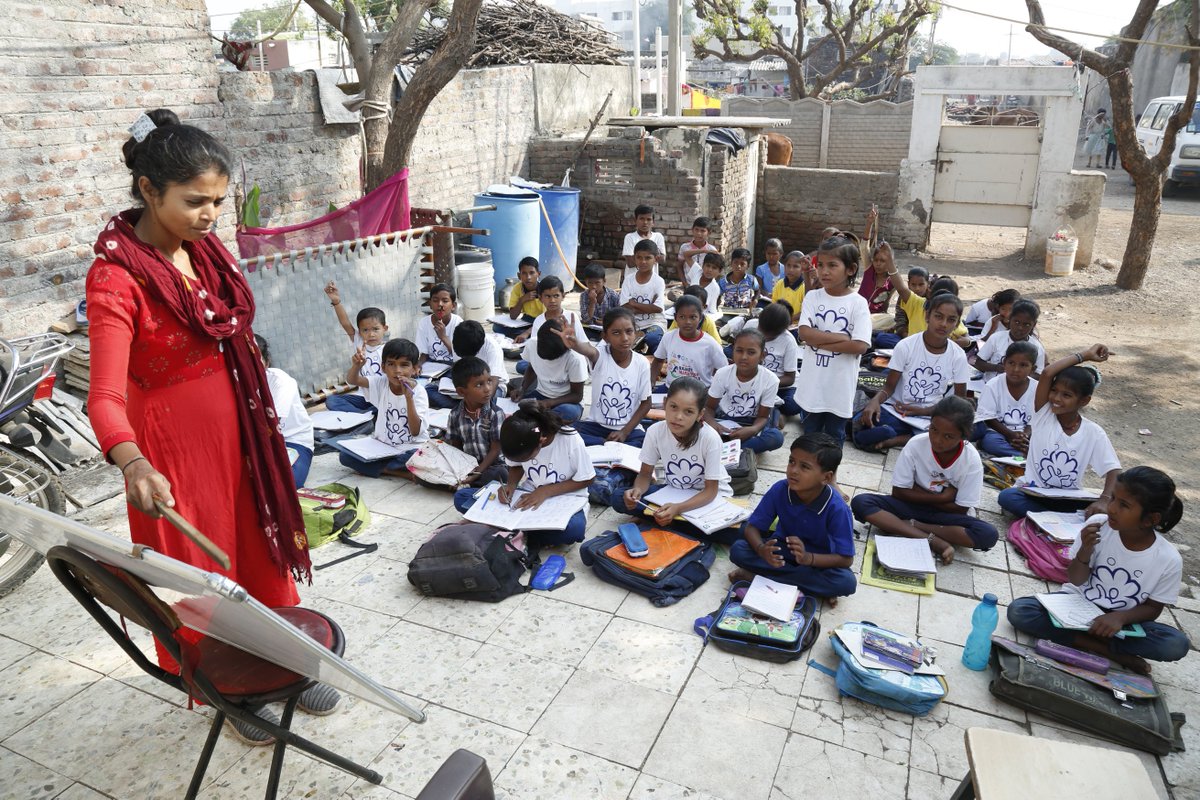 SewaGatha's tweet photo. जहां #StreetChildren और #OpenHouseProject में, 6 से 14 वर्ष की आयु के पिछड़े व (रैगपिकर्स) गलियों में कूड़ा एकत्र करने वाले बच्चों को,पौष्टिक आहार के साथ-साथ,व्यवहारिक ज्ञान, अक्षर ज्ञान, धार्मिक ज्ञान, आर्ट एंड क्राफ्ट और वोकेशनल कोर्सेज,जैसे कम्प्यूटर आदि की ट्रेनिंग दी जाती है https://t.co/UMgJCV2oAV
