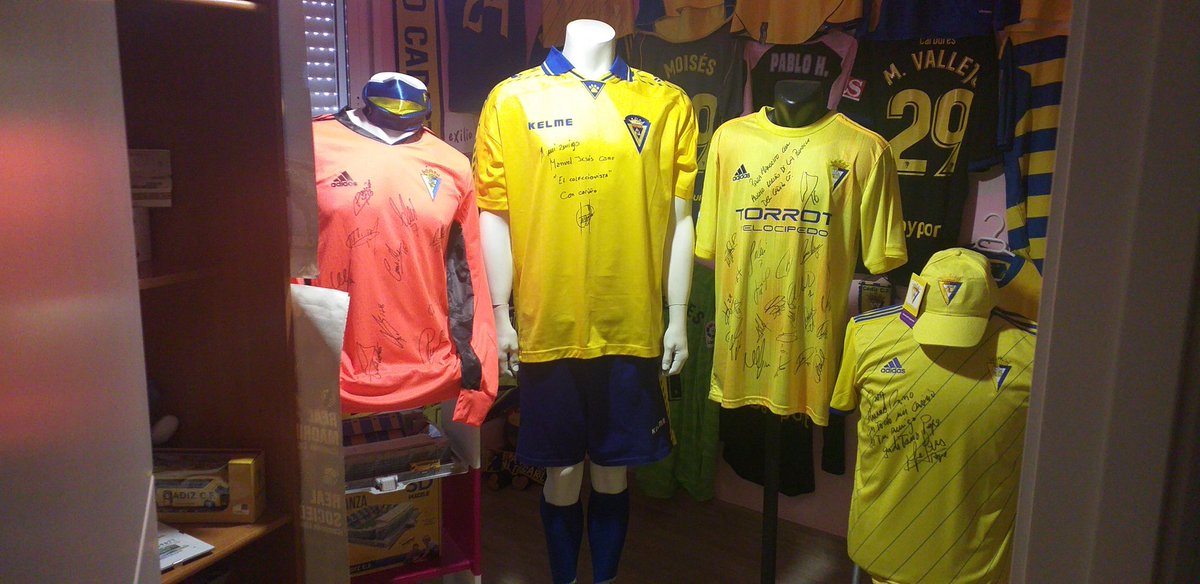 ElCamiseta's tweet photo. Parte de mi habitación museo del cadiz cf 💛💙⚽️⚽️⚽️⚽️ https://t.co/WcSO1yHh1A