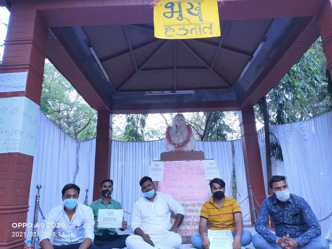 KhadderNivesh's tweet photo. आज छात्रो की लड़ाई लड़ने हमारे साथी भूक हड़ताल पर बैठ गए है। हम चाहते है हमारी ओपन बुक एग्जाम हो । कल सभी लोग Davv रीगल आए और जावेद भाई एवं साथियो के साथ भूक हड़ताल का हिस्सा बने । 
#StudentsBoycottOfflineExams 
#छात्रो_की_बात_सुनो_मामा 
@IndoreCollector , @ChouhanShivraj https://t.co/939DNznsDY