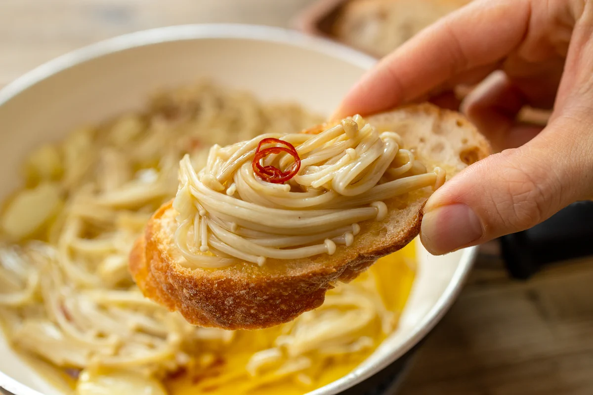 そのままでも美味しく食べられる！えのきのオイル煮のレシピ！
