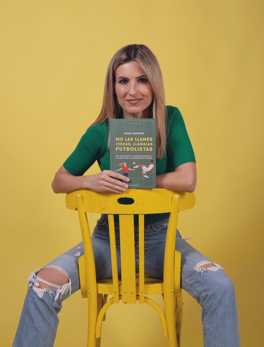 danaeboronat's tweet photo. Ya está a la venta ‘No las llames chicas, llámalas futbolistas’. Os va a sorprender. 
¡Gracias por el recibimiento! 😄
📸 https://t.co/XmMIQZplq9 

https://t.co/tJXfKat5A7 https://t.co/90GAyY6IPS