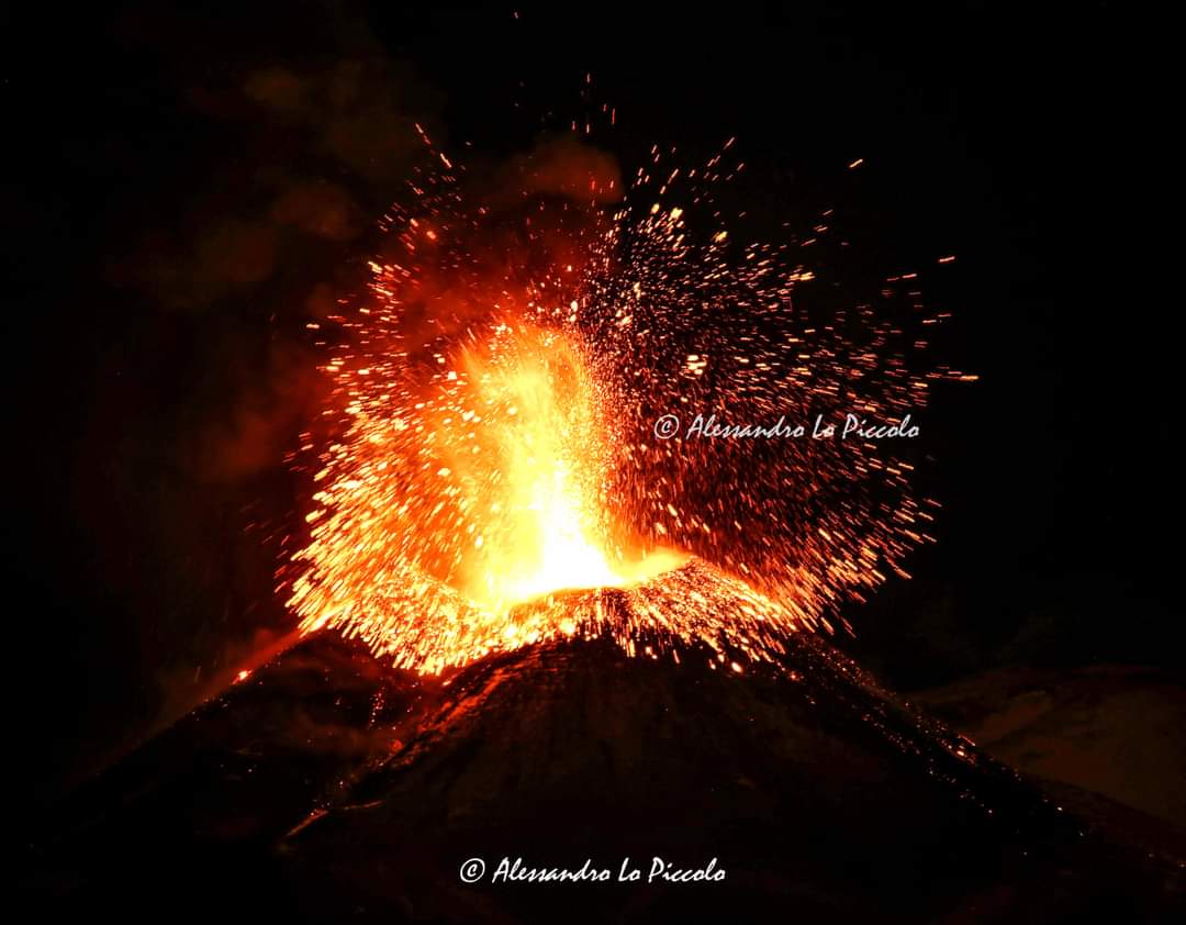 AlexLoPiccolo's tweet photo. KABOOM! - Megablast on ETNA 

SEC - 15th paroxysm of 2021

March 24th 2021 - h.01:45 CET

photo © Alessandro Lo Piccolo

#alexlopiccolo #Etna #volcano 
#crater #eruption #paroxysm 
#lava #blast #bomb #amazing #stunning #wonderful #Sicily 
#naturephotography 
#yourshotphotographer https://t.co/j0jhmYIZM8