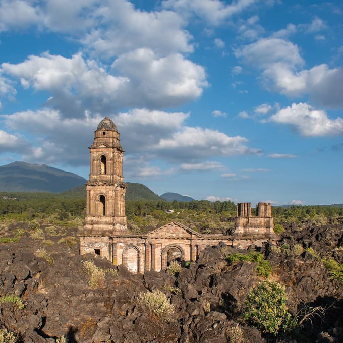 En el a&ntilde;o 1943 inici&oacute; el inesperado incidente causado por el volc&aacute;n #Paricut&iacute;n, que sepult&oacute; a los poblados<a href="/tag/somosrotamundos"class="tags"><span>#somosrotamundos</span></a><a href="/tag/paricut%C3%ADn"class="tags"><span>#paricut&iacute;n</span></a>
