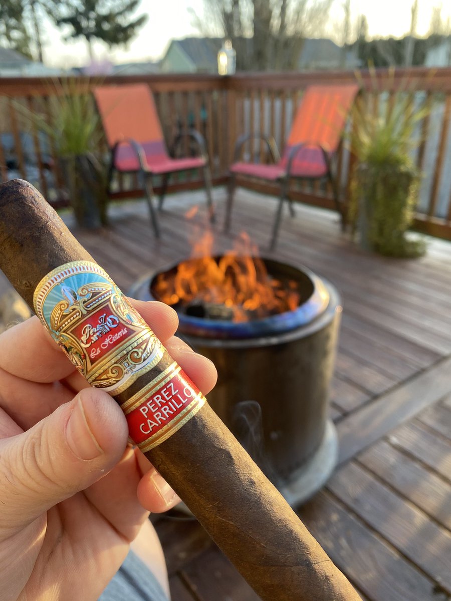 nwcigars's tweet photo. Evening folks. Celebrating mowing the yard and a heck of a workday getting stuff done.  Paired with Knappogue Castle 12 single malt. #turtleneck #staysmokey @EPCarrillo https://t.co/hNTxB9XKcd
