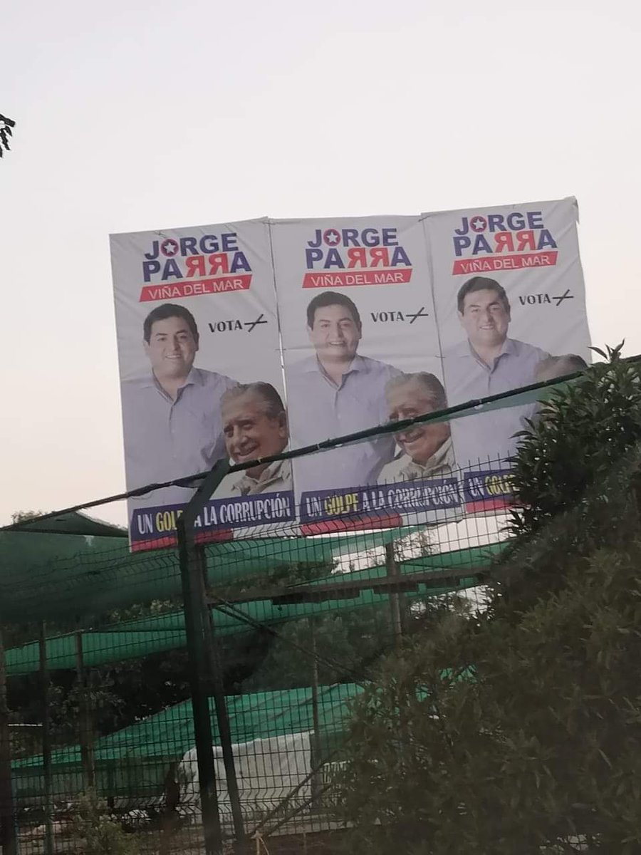CAlkaCl's tweet photo. @FLagos_Neumann Mucho color.
Si alguien pone "Nacido y Criado en Conchalí" le darian tantom color???

Más grave es poner un slogan contra la corrupcion y poner a Pinochet el rey de los corruptos. https://t.co/IR3GCXeDkY