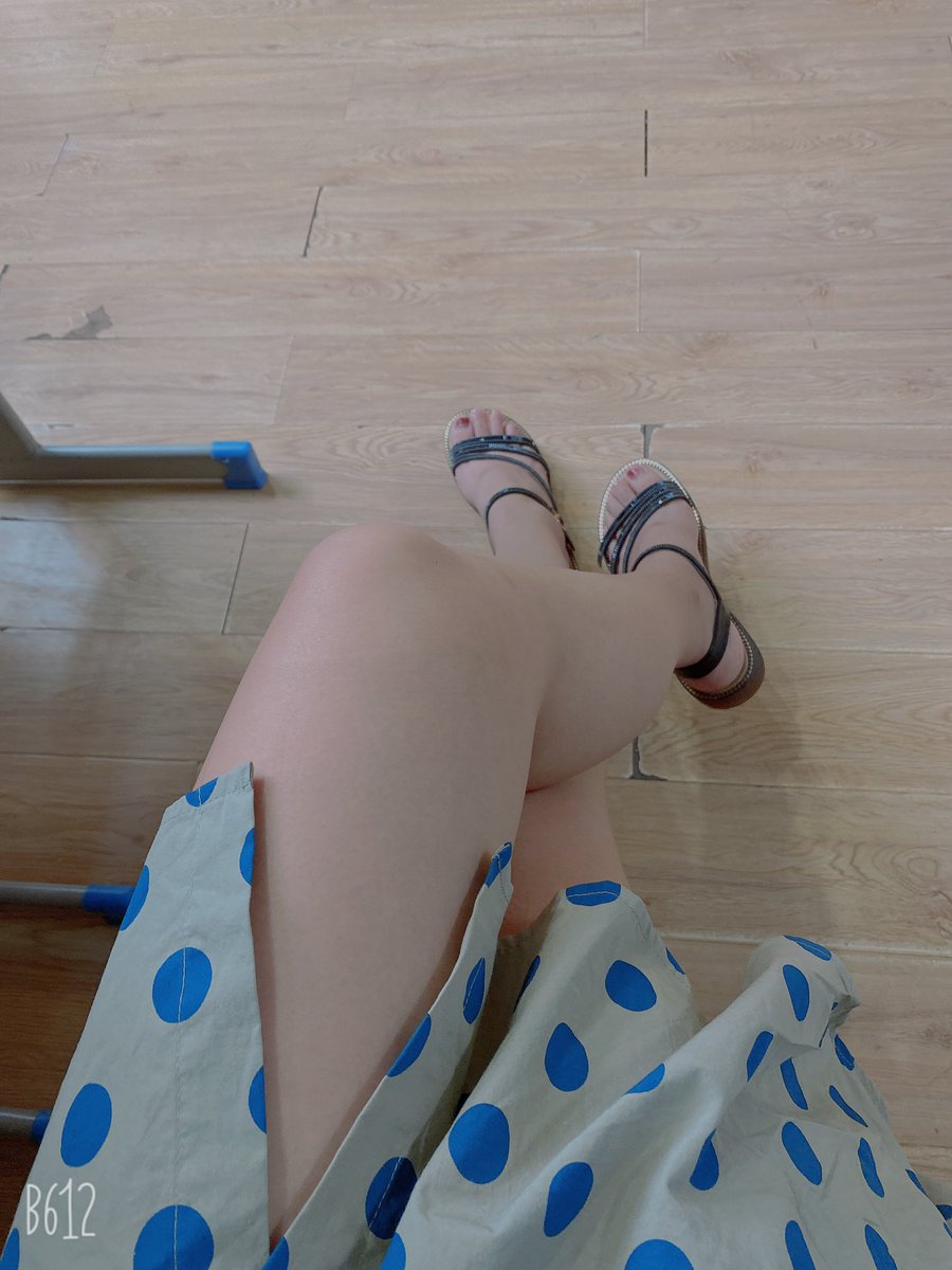 #绿帽 #绿奴 #母狗 #淫妻 #足控 #美腿 还是天热了有看头呀，我老婆的腿是真好看 https://t.co/3DVgZPtcuc
