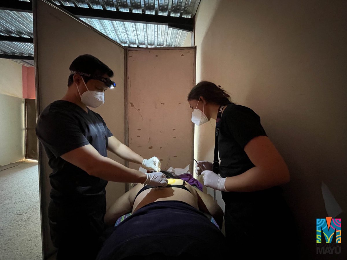ProyectoMAYU's tweet photo. El Dr. Leonardo Díaz nos acompañó en nuestra última jornada en Tinaquillo. Gracias a su invaluable ayuda pudimos atender a 25 pacientes en la consulta de Cirugía. Gracias @drdiazgandica por su constante disposición en ayudarnos pero sobre todo por siempre esmerarse en enseñarnos. https://t.co/7iuNpNZirY