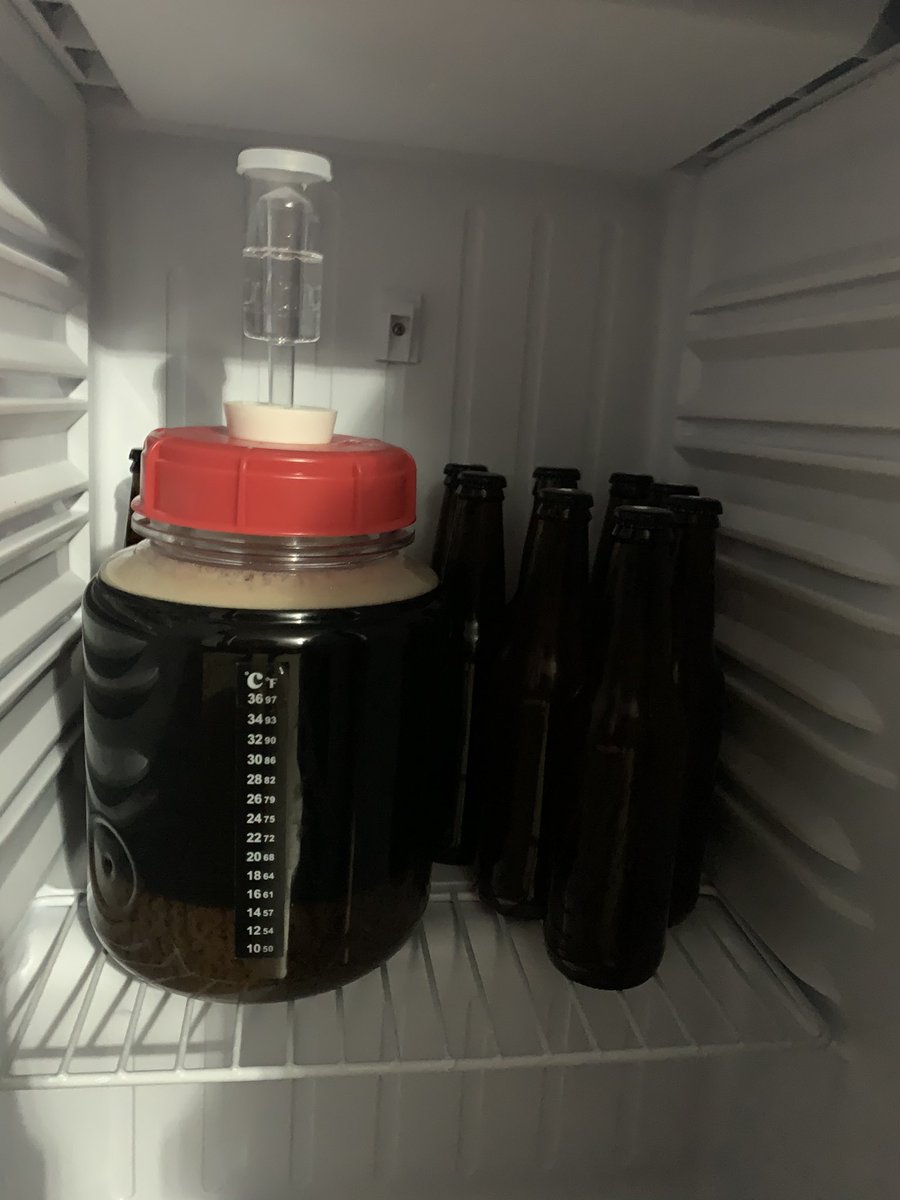 diego17plata's tweet photo. Otra jornada exitosa. Hacer cerveza es increible, hacerlo con la petite es mas genial. https://t.co/9qq8VleKU8