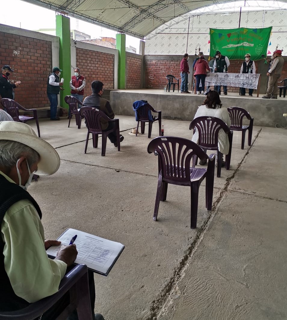 agroruralPER's tweet image. #Arequipa |#NuevoAgroRural suscribió Acta de Compromiso con autoridades y usuarios del distrito de #Viraco, provincia #Castilla, para promover acciones que favorezcan la siembra y cosecha de agua en la microcuenca local.