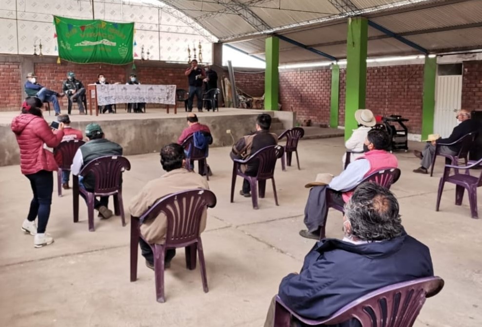 agroruralPER's tweet image. #Arequipa |#NuevoAgroRural suscribió Acta de Compromiso con autoridades y usuarios del distrito de #Viraco, provincia #Castilla, para promover acciones que favorezcan la siembra y cosecha de agua en la microcuenca local.