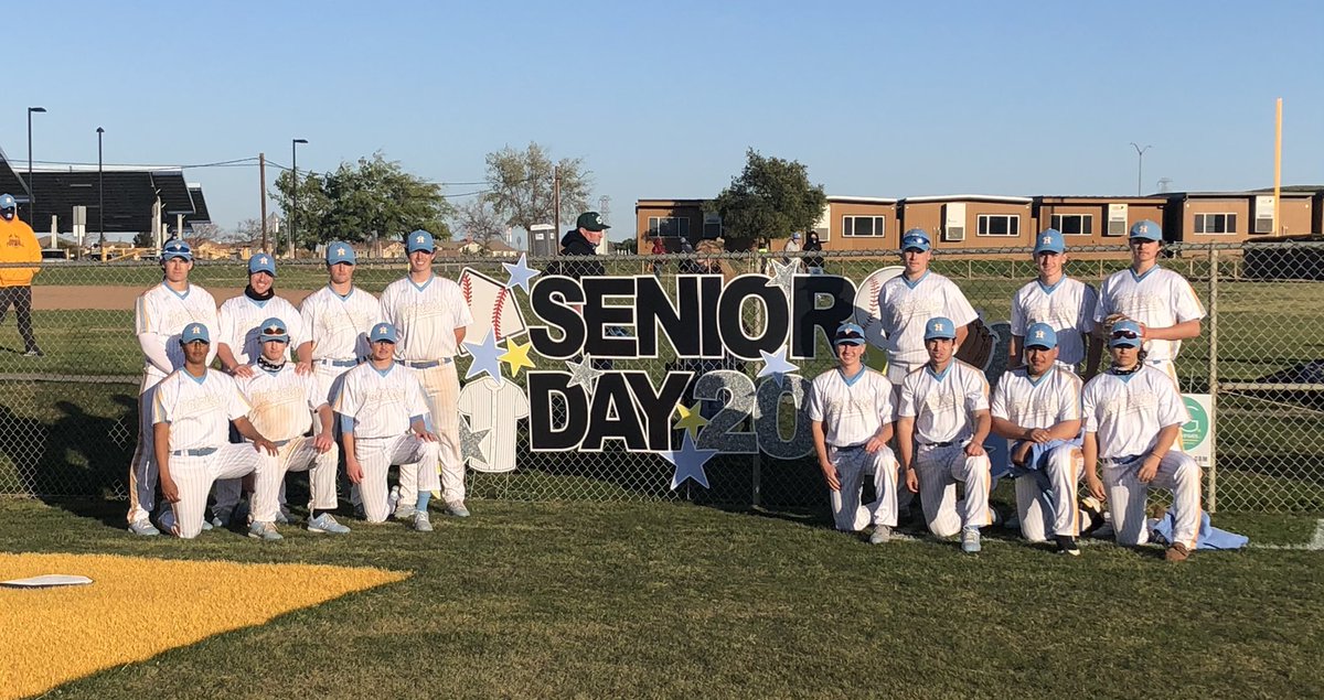 GoColeJames's tweet photo. @HHSprincipal3 @HeritagePats Here are the seniors https://t.co/XUCrymsjlK