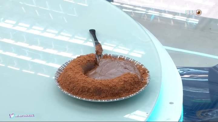 matheuscookk's tweet photo. Se eu fosse a Juliette comia o brigadeiro todo e falava pro FIUK:

“ qualquer coisa me bota no paredawwwnnn “

#BBB21 https://t.co/tSRh71rNgY