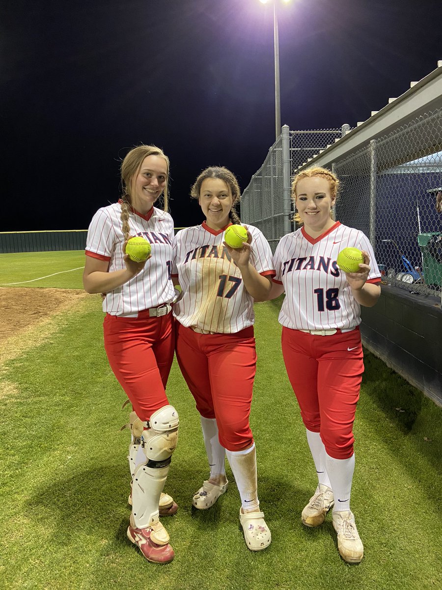 CHSTitanSball's tweet photo. 🗡ROUND TWO IS A GO🗡 
@TatumWrightt with the GRAND SLAM (&amp; then 3 intentional walks 😏🙃)
@SierraCorbin3 with a 2 run HR
@e_lawson2024 with a 2 run HR (&amp; her very first intentional walk 😏🙃)

#DHO https://t.co/Bdw8Lv1a7j