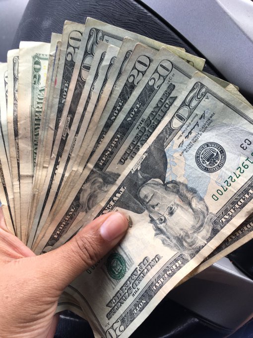 Cash meet 450 Losers just for me being beautiful Send me more !!!! Cash meets Money Mistress Retweet