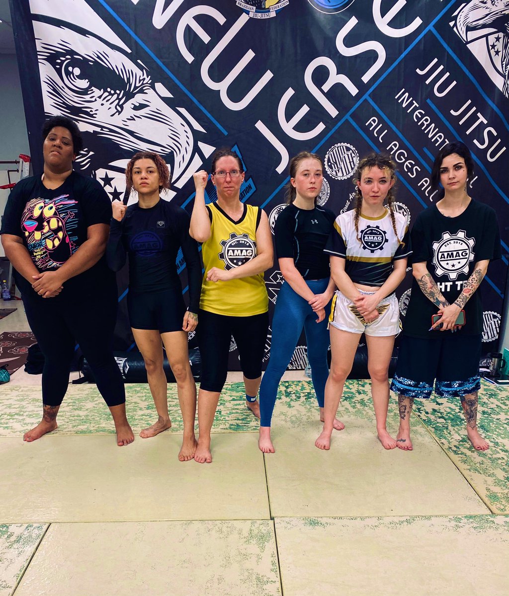JonnaWoodMMA's tweet image. My girls worked hard tonight 🍓 #bjj #JiuJitsu #mma #boxing #SelfDefense #samuraigang