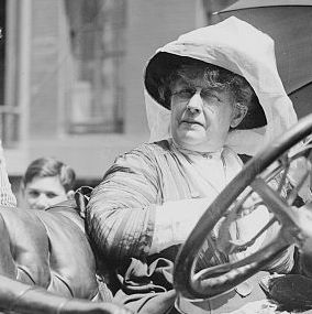 femme_forward's tweet photo. This photo shows (left to right) Susan Fitzgerald, Emma Bugby, Maggie Murphy, and Harriot Blatch in a suffrage parade in NYC. Notice the motoring veils of Bubgy and Blatch. These were stylish and practical.
// ca. 1910-1913, Bain News Service, Public domain, via Wikimedia Commons https://t.co/PYUoFZyNT8
