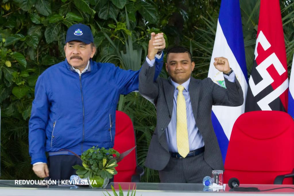 CTipitapa's tweet photo. Comandante Presidente Daniel Ortega Saavedra y Compañera Rosario Murillo Vice Presidenta de #Nicaragua en acto conmemorativo del 41 Aniversario del inicio de la Cruzada Nacional de Alfabetización #PuñoEnAltoLibroAbierto 
#ManaguaSandinista 
@MinsaTipitapa @Blandon_ly @FloryCantoX https://t.co/0F57IRhI3V