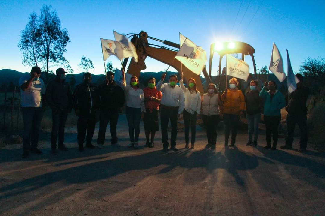 LaloMaldonadoSF's tweet photo. 🚧Iniciamos los trabajos de construcción de la primera etapa de caminos de las comunidades Los Barcos-Lindero y Estanzuela.
Las y los habitantes de estas comunidades serán beneficiados y también de zonas aledañas.
#SanFelipeesProgreso #UnionTradicionyProgreso https://t.co/yjRXxVwErn