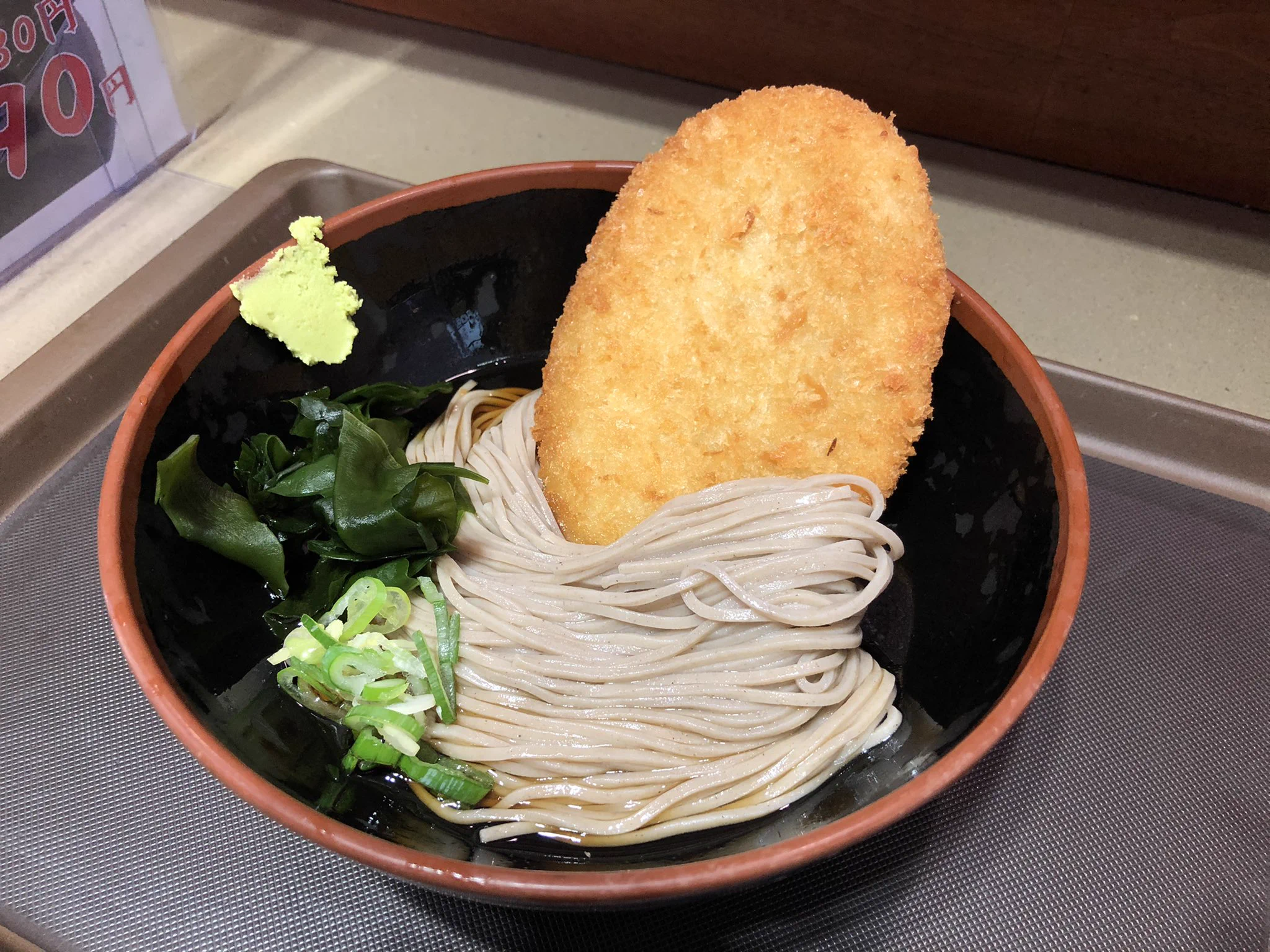 富士そば五反田店店長の盛り付けが素晴らしい！蕎麦と特大コロッケのフィット感よwww