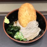 富士そば五反田店店長の盛り付けが素晴らしい!蕎麦と特大コロッケのフィット感よ!