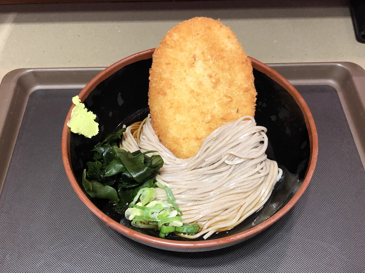 富士そば五反田店店長の盛り付けが素晴らしい！蕎麦と特大コロッケのフィット感よwww