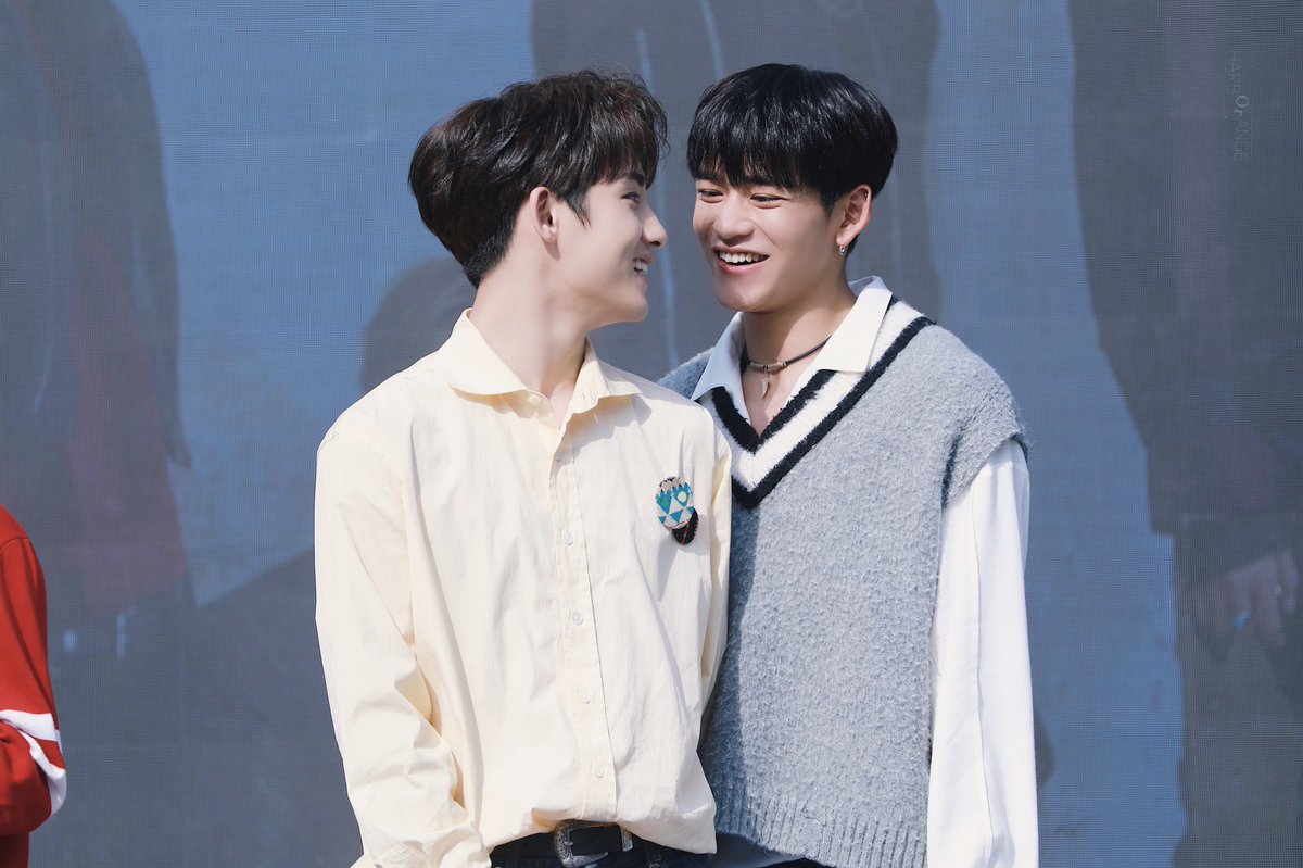 OrangeHarbor_'s tweet photo. #동카스 #港昀 #DONGCAS #WayV  #NCT  

Go back to the past.🌻🌻🌻 https://t.co/CeMTTlJq7c
