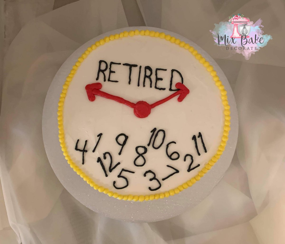 DecorateMix's tweet photo. Fun retirement cake! 🕗 
#happyretirement #retirement #retirementcake #cake #celebrate #clock #clockcake #congratulations #congrats #vanillacake #chocolatecake #buttercream #buttercreamcake #buttercreamfrosting https://t.co/LuCQz2xPGT