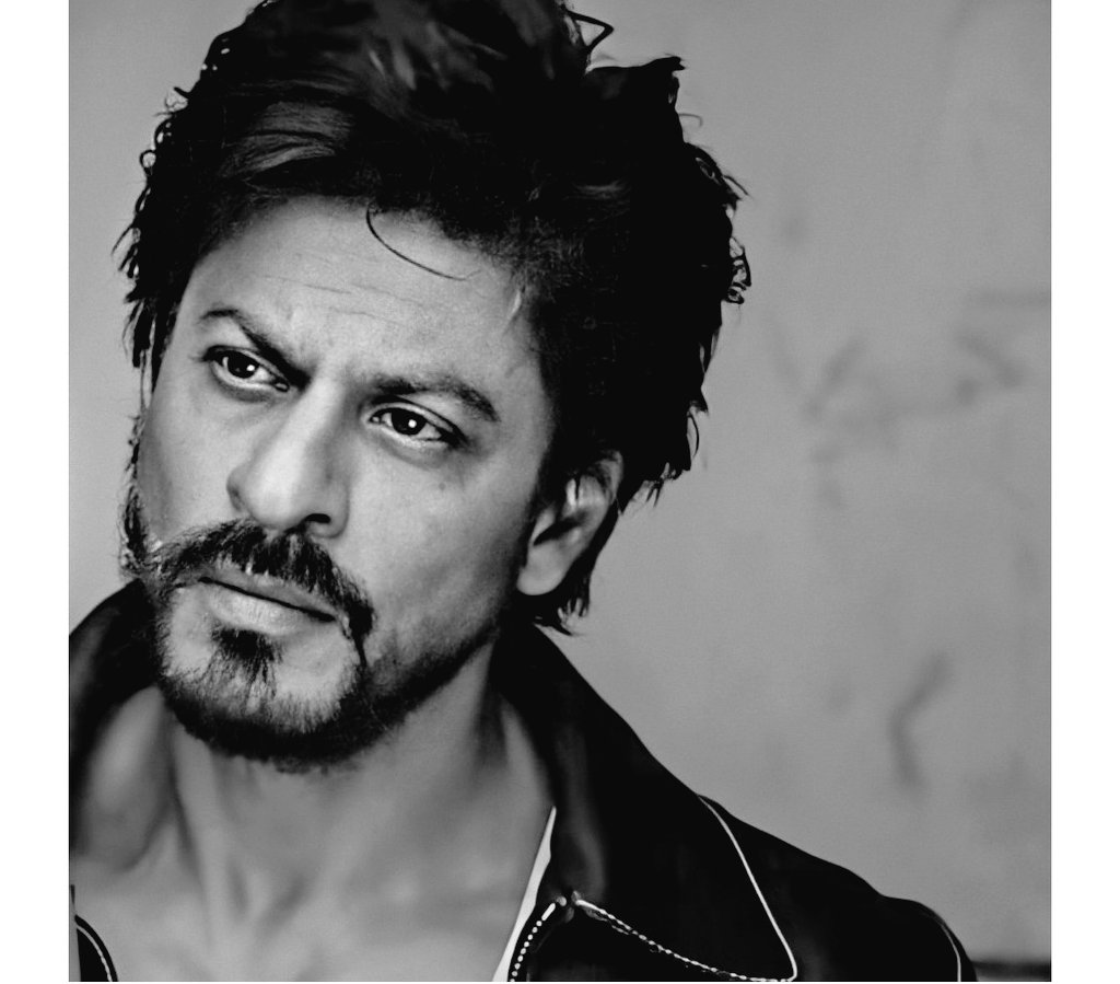 iYashh_1's tweet photo. Global Star #ShahRukhKhan officially becomes the highest Paid actor in India , He is charging whopping 100cr+ for #Pathan 

Hail King Khan @iamsrk https://t.co/wpJDVQuqZM